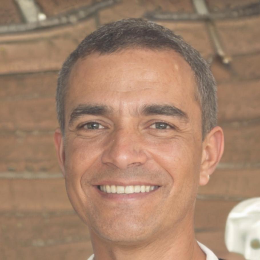 Retrato profesional de Aurelio Mendoza